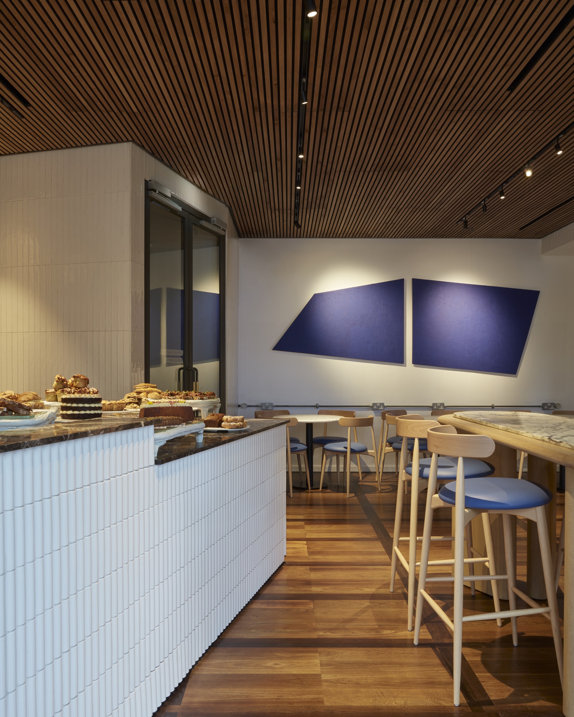  A contemporary restaurant featuring blue and white walls, creating a fresh and inviting dining atmosphere.